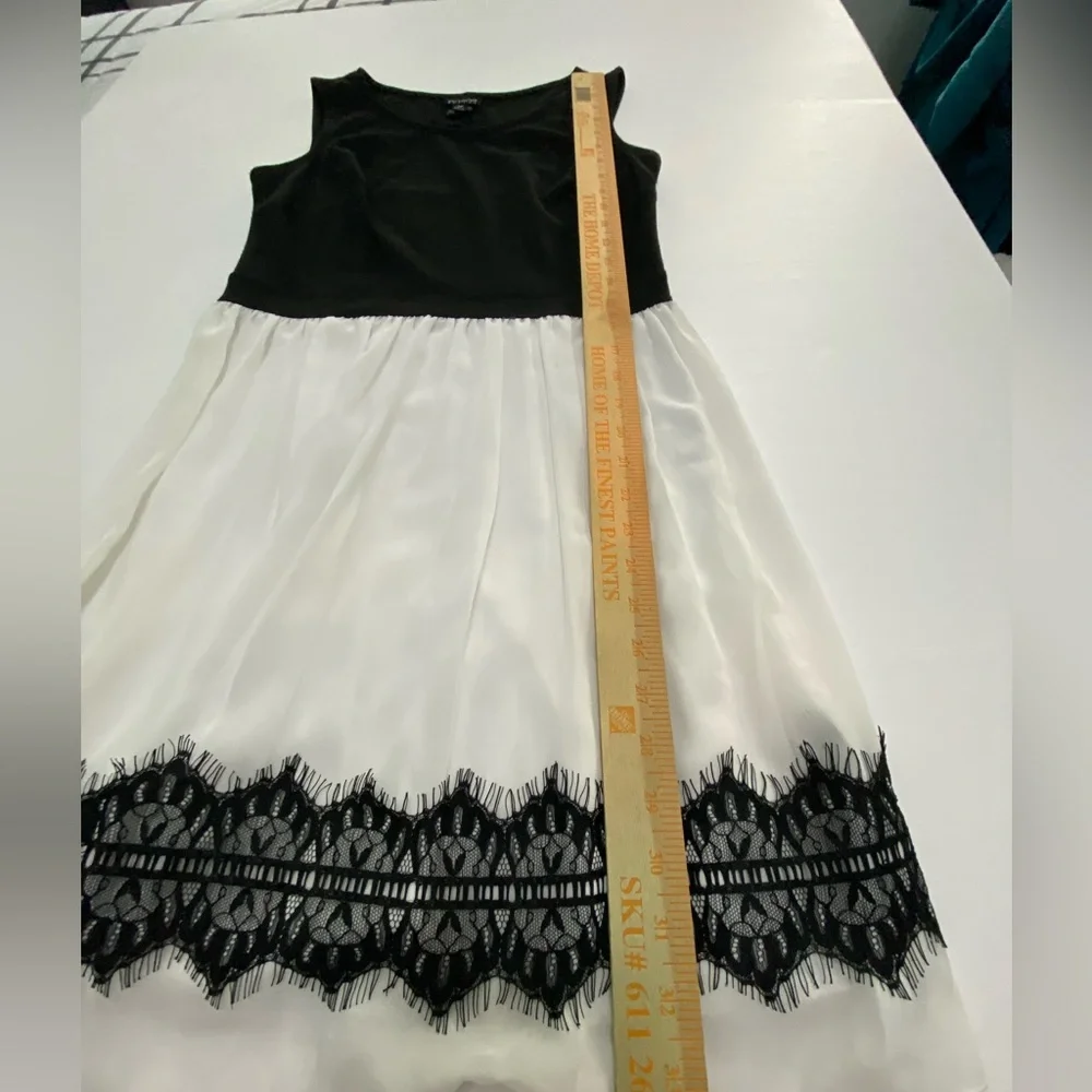 En Focus Studio Black and White Sleeveless dress with
Open Back size 6P - Picture 9 of 9